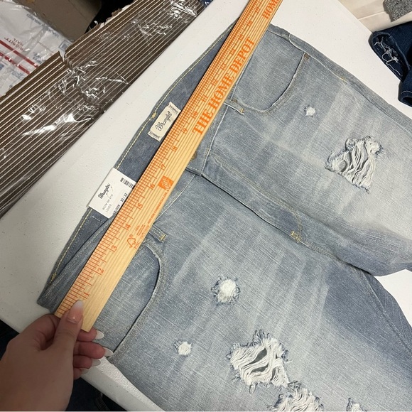 Wrangler Boyfriend Distressed Jeans Loved Light Wash Size 30 J - Picture 9 of 10